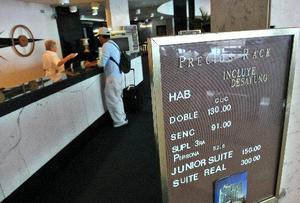 Lista de precios junto a la carpeta de un hotel habanero