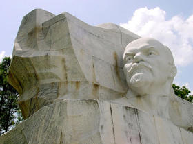 Monumento a Vladimir I. Lenin en el parque que lleva su nombre en La Habana, Cuba. (Foto tomada del blog alongthemalecon.)