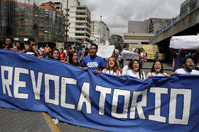 Estudiantes venezolanos en Caracas se manifiestan en favor del revocatorio