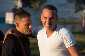 Dos cubanos sonríen durante una parada en Escuintla, Guatemala, en su camino a Estados Unidos, el miércoles 13 de enero