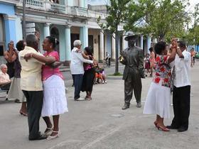 Bailadores de danzón locales regalan un baile a los “Cinco” junto a la estatua de Benny Moré, en el Prado de la ciudad de Cienfuegos. (Foto: Juan Carlos Dorado, Granma.)
