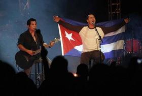 El dúo cubano Buena Fe, formado por Yoel Martínez (izq.) e Israel Rojas, durante su primera presentación en Miami en el Teatro Manuel Artime, en diciembre del 2009. (Fotografía: Pedro Portal, El Nuevo Herald.)