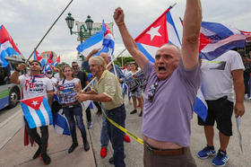 Manifestantes muestran su combatividad durante un mitin realizado en el restaurante Versailles en la Calle Ocho en la Pequeña Habana, el miércoles 4 de agosto de 2021