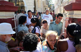 Cubanos a la entrada de la oficina de Inmigración y Extranjería en La Habana