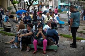 Un grupo de personas espera su turno para entrar a la Sección de Intereses de Estados Unidos en La Habana en enero del 2014