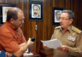 Lázaro Barredo, directo de 'Granma', junto a Raúl Castro.