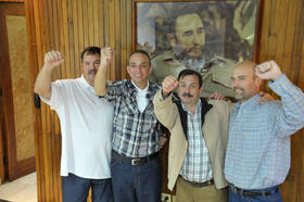 Los agentes cubanos del Grupo de los Cinco liberados por Estados Unidos, Gerardo Hernández (d), Antonio Guerrero (2i), Ramón Labaniño (i), René González (fuera de cuadro) y Fernando González Llort (2d), tras ser recibidos por el gobernante cubano, Raúl Castro, en La Habana (Cuba), el 18 de diciembre de 2014. (Fotografía cedida por Estudios Revolución.)