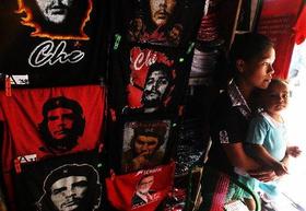 Venta de camisetas con la imagen del Che Guevara en El Salvador.
