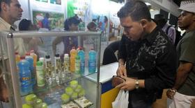 Cubanos hace fila para adquirir los perfumes Ernesto y Hugo en La Habana