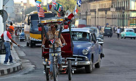 Un bicitaxi en las calles de La Habana