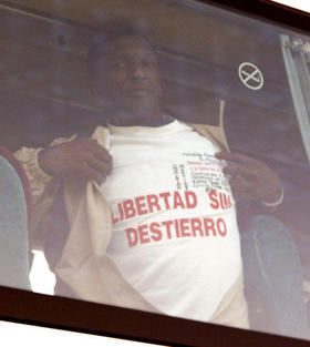 Uno de los integrantes del grupo de 37 presos políticos cubanos excarcelados por el régimen de La Habana, tras llegar a Madrid, en un autobús en el aeropuerto de Barajas, el 8 de abril de 2011