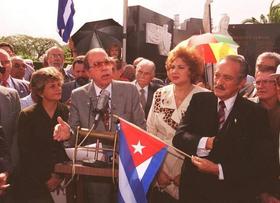 El ya fallecido Armando Pérez Roura, quien fuera director de Radio Mambí, habla durante una ceremonia en conmemoración del 144 aniversario de José Martí. A su lado, de izquierda a derecha: la ahora excongresista Ileana Ros-Letihnen, Marta Flores (fallecida) y Juan Amador Rodríguez (fallecido)