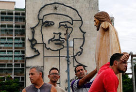 Con una imagen de acero del Che Guevara al fondo, trabajadores se aprestan a instalar una estatua de Cristo en la Plaza de la Revolución, donde el papa Francisco oficiará una misa, en esta foto del 17 de septiembre de 2015