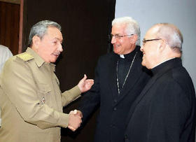 El gobernante cubano Raúl Castro, el cardenal Jaime Ortega y el arzobispo de Santiago de Cuba, Dionisio García