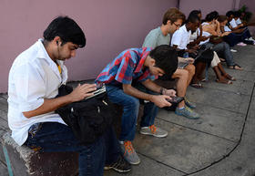 El WiFi público, aunque lento, es muy popular en las esquinas de La Habana. (Foto: Rui Ferreira.)