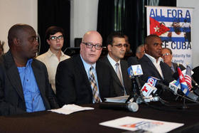 Desde la izquierda: Jorge L. García Pérez Antúnez, Orlando Gutiérrez, Antonio Rodiles y Angel Moya, en el Miami Hispanic Cultural Arts Center, tras el mitin político de Trump en Miami