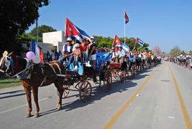 Cocheros desfilan por el Día Internacional de los Trabajadores, en la Plaza de la Patria de Bayamo, Granma, el 1ro. de mayo de 2011