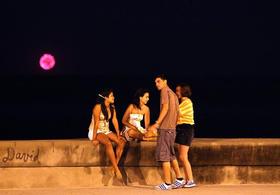 Fuegos artificiales lanzados por una embarcación de inmigrantes cubanos frente al malecón habanero, en esta foto de archivo