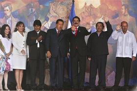 esde la izquierda: Las primeras damas de Nicaragua, Rosario Murillo, y Honduras, Xiomara Castro; los presidentes Evo Morales (Bolivia), Hugo Chávez (Venezuela), Manuel Zelaya (Honduras), y Daniel Ortega (Nicaragua), y el entonces vicepresidente cubano Carlos Lage. Adhesión de Tegucigalpa al ALBA, 25 de agosto de 2008. (AP)