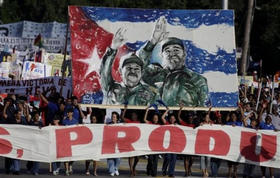 Cartel con la imagen de los hermanos Castro, durante el pasado 1 de Mayo en La Habana. (AP)