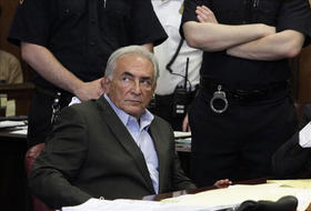 El ex director gerente del FMI, Dominique Strauss-Kahn (c), durante una audiencia en la Corte Suprema del estado de Nueva York, el 19 de mayo