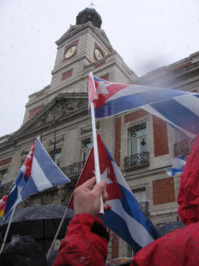 Banderas cubanas en la Puerta del Sol. Madrid, 1 de febrero de 2009. (CE)