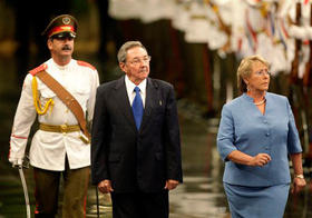 Raúl Castro y Michelle Bachelet, el 11 de febrero en La Habana. (AP)