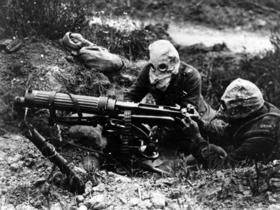 Soldados con mascaras de gas con una ametralladora Vickers durante la batalla del Somme en la Primera Guerra Mundial