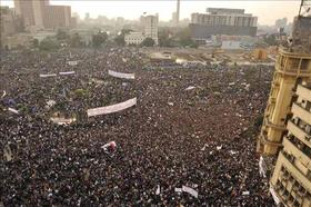 Cientos de miles de personas participan en la “marcha del millón”, en la plaza Tahrir de El Cairo, Egipto