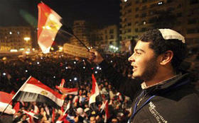Un manifestante reacciona durante una de las protestas en la Plaza de Tahrir, El Cairo, que llevaron al derrocamiento del presidente egipcio, Hosni Mubarak