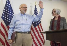 Alan Gross en Estados Unidos, tras ser liberado el miércoles 17 de diciembre de 2014. En la imagen, su esposa, Judy