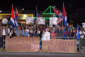 Protesta contra la exhibición del filme Che, del director Steven Soderbergh, en el Bryon Carlyle Theater de Miami Beach