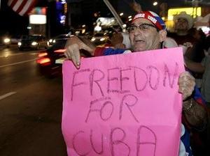 Reacción de exiliados cubanos en La Pequeña Habana, tras conocer la noticia de la renuncia de Fidel Castro a volver a ser nominado a la presidencia de Cuba