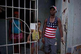 Cubano vistiendo una camiseta con la bandera de Estados Unidos