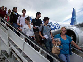 Turistas latinoamericanos llegan a Cuba