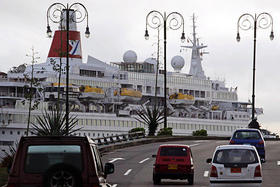 Automóviles transitan por La Habana mientras el barco de crucero Boudicca entra al puerto de la capital cubana, en esta foto de archivo