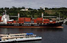 Un buque que transporta mercancías en contenedores entra en el puerto de La Habana, en esta foto de archivo