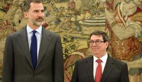 El rey Felipe VI de España (i), y el canciller cubano Bruno Rodríguez en España, el lunes 17 de abril en el Palacio de la Zarzuela, Madrid, España