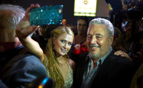 Paris Hilton, izquierda, toma una selfie con Fidel Castro Díaz-Balart, durante la cena de gala del Festival del Habano en La Habana, Cuba, el viernes 27 de febrero de 2015