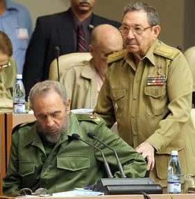 Fidel Castro y Raúl Castro en esta foto de archivo