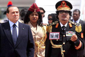 El primer ministro italiano, Silvio Berlusconi (i), posa junto al líder libio, Muamar el Gadafi (d), a la llegada de éste al aeropuerto de Ciampino, en Roma (Italia), el 10 de junio de 2009