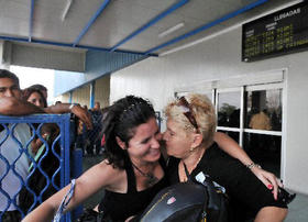 Exiliados cubanos que viajan a Cuba son recibidos en el Aeropuerto Internacional José Martí
