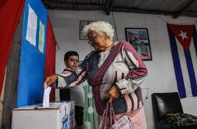 Una cubana deposita su voto en las elecciones del domingo 3 de febrero de 2013 celebradas en la Isla