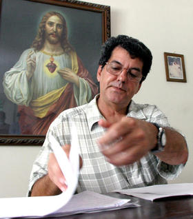 Oswaldo Payá en una imagen de 2003, tras el arresto de 75 opositores