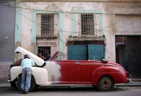 Reparando un antiguo automóvil estadounidense en Cuba. Reparando un antiguo automóvil estadounidense en Cuba