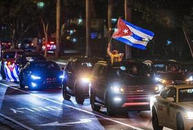 Caravana de exiliados cubanos el viernes en Miami-Dade contra el libro Cuban Privilege, the Making of Immigrant Inequality in America, de la profesora e investigadora Susan Eckstein, presentado en la Universidad Internacional de Florida ese mismo día