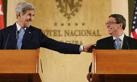 El secretario de Estado John Kerry (izq.) junto al canciller cubano Bruno Rodríguez en una conferencia de prensa conjunta el 14 de agosto de 2015 en La Habana