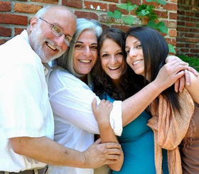 Alan Gross con su esposa y dos hijas