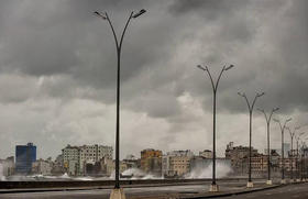 La Habana bajo vientos de tormenta y marejadas durante el paso del huracán Irma en esta foto de archivo