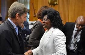 Tom Malinowski, del Departamento de Estado, saluda a Berta Soler durante la comparecencia de varios activistas cubanos en una audiencia con senadores, el 3 de febrero en Washington. Tom Malinowski, del Departamento de Estado, saluda a Berta Soler durante la comparecencia de varios activistas cubanos en una audiencia con senadores, el 3 de febrero en Washington